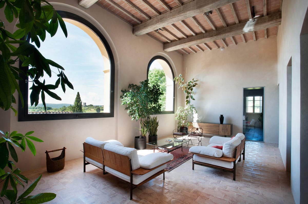 Old farm villa shaken up with funtional restyling in Tuscany