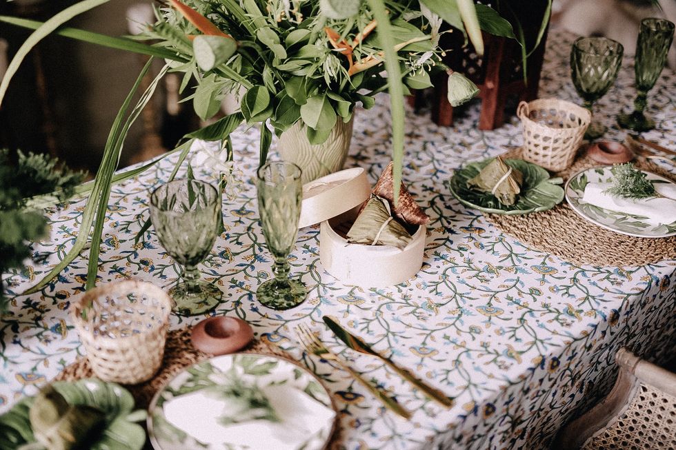Tablecloth, Table, Linens, Lace, Centrepiece, Textile, Doily, Plant, Tableware, Floral design, 
