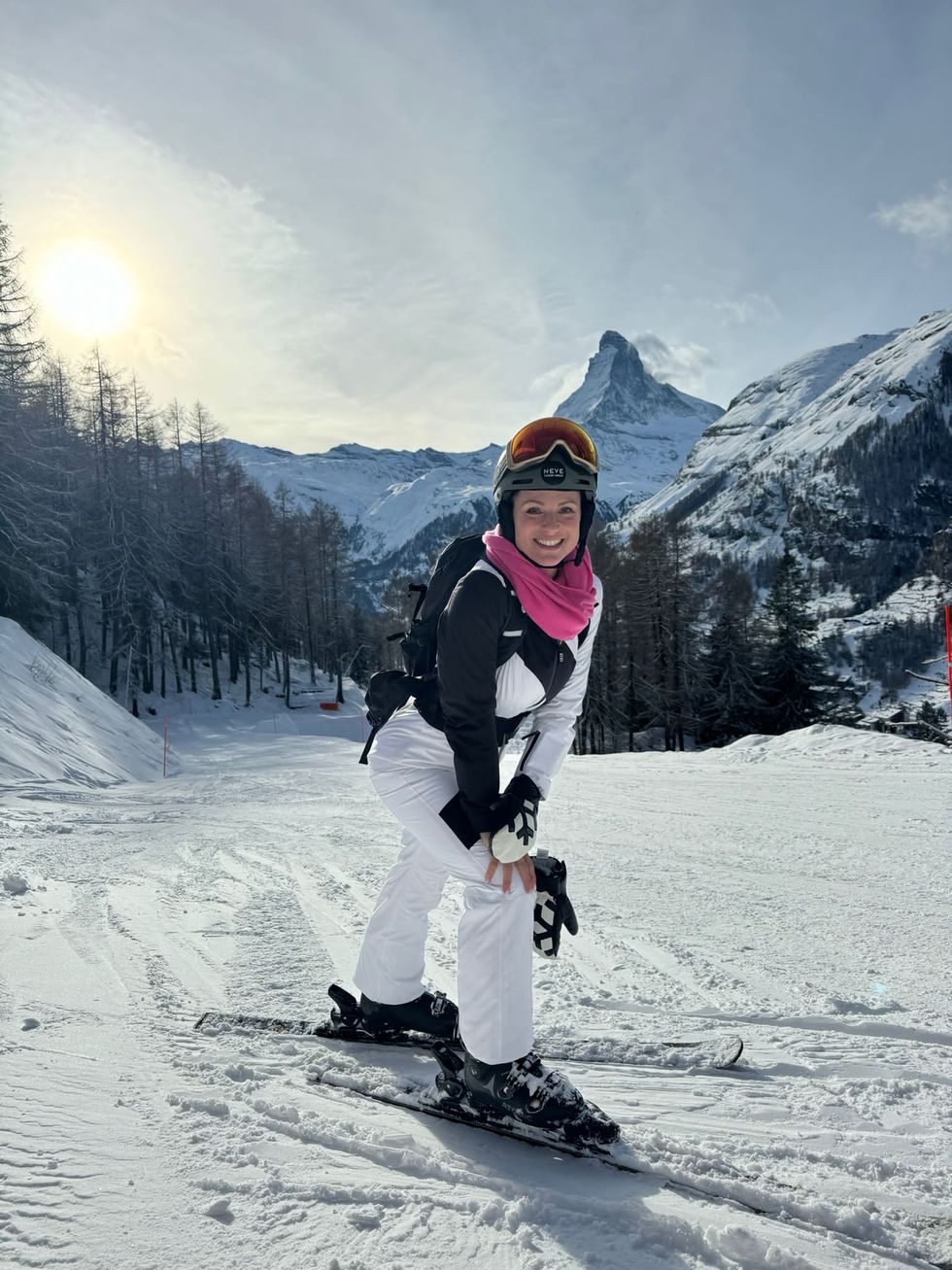 Giacca e pantaloni da sci, la tuta di Michelle Hunziker per l'inverno è chic