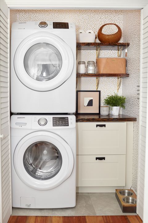 Major appliance, Washing machine, Home appliance, Clothes dryer, Laundry room, Room, Laundry, Furniture, Shelf, Small appliance, 