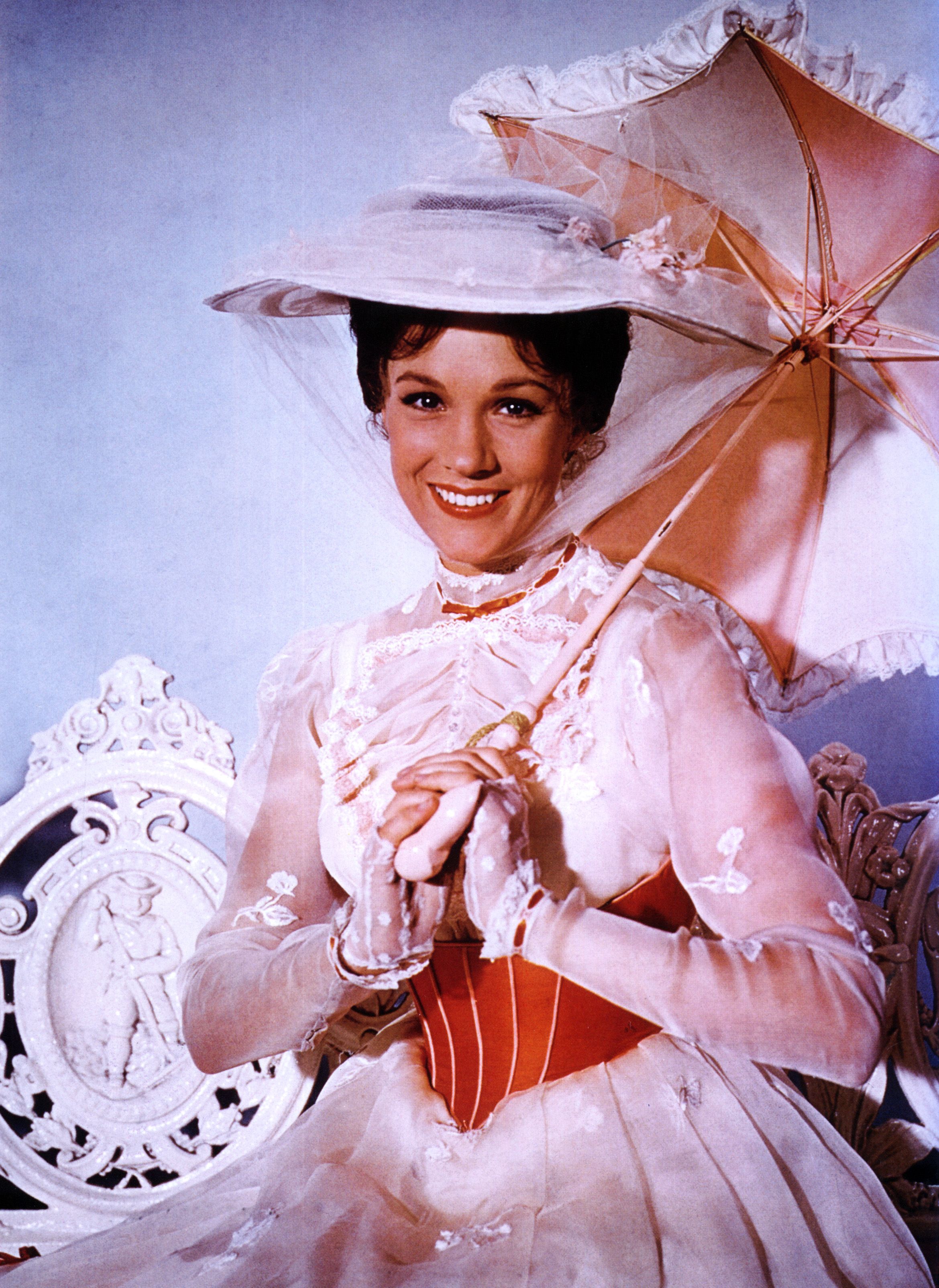Old Porn Nude Julie Andrews - Watch Julie Andrews Talk About Filming Mary Poppins's Flying Scenes in Video