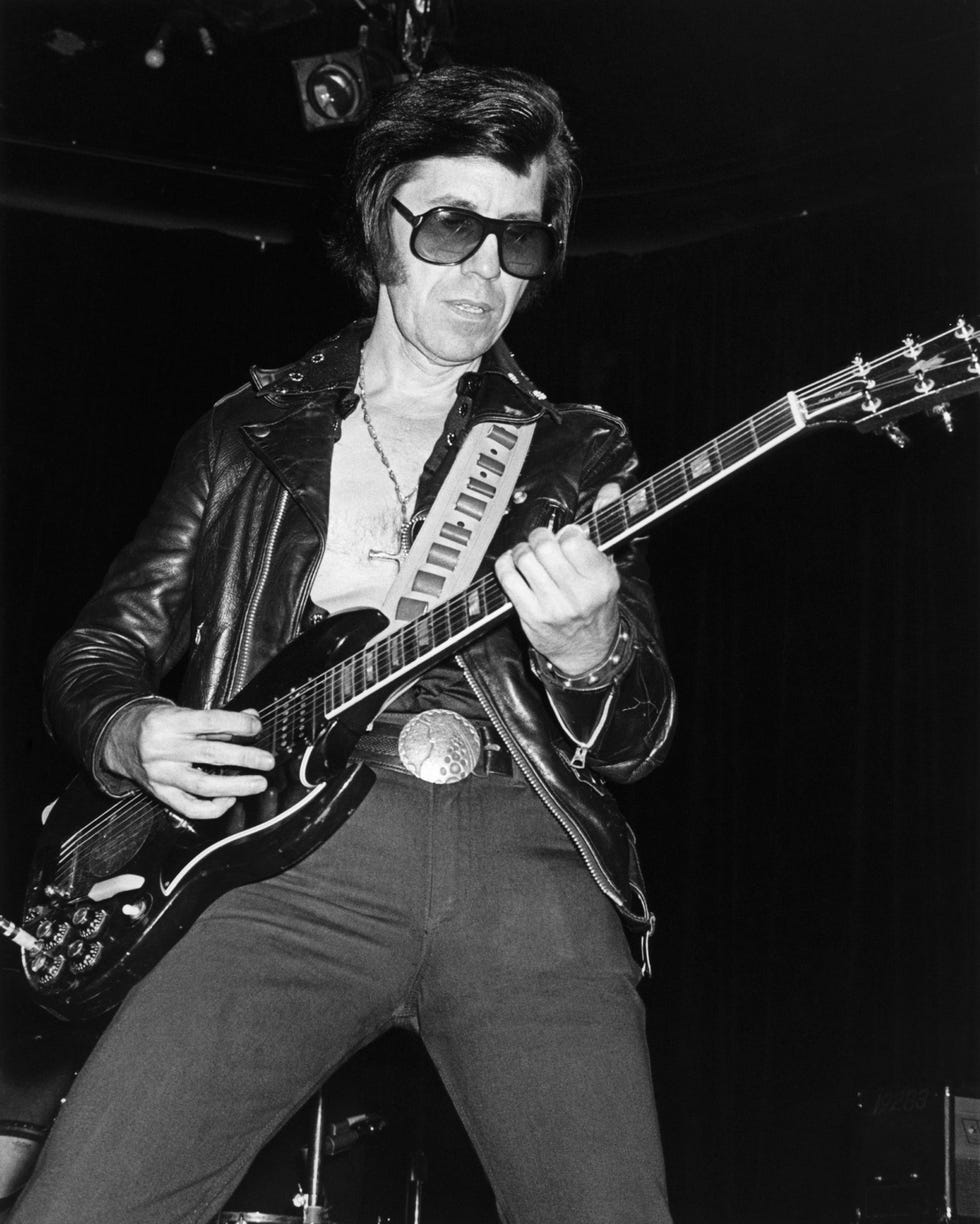 link wray playing the guitar