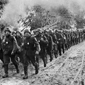 duitse soldaten marcheren door polen.