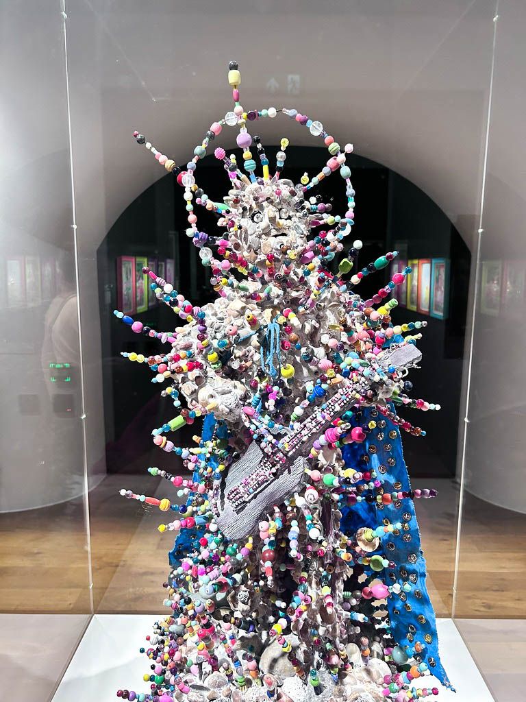 グレイソン・ペリー展：“壮大なる妄想”で名門美術館に挑む