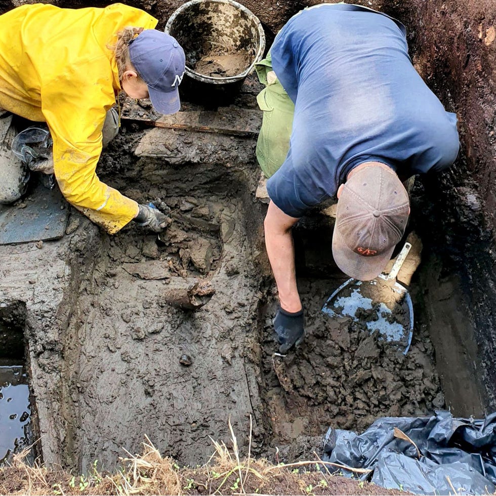 Archeologen doen opgravingen in Jrvensuo I een vindplaats in een wetland in het zuidwesten van Finland waar goed bewaard gebleven organische voorwerpen uit het neolithische tijdperk werden aangetroffen De vindplaats wordt bedreigd door een daling van het grondwater