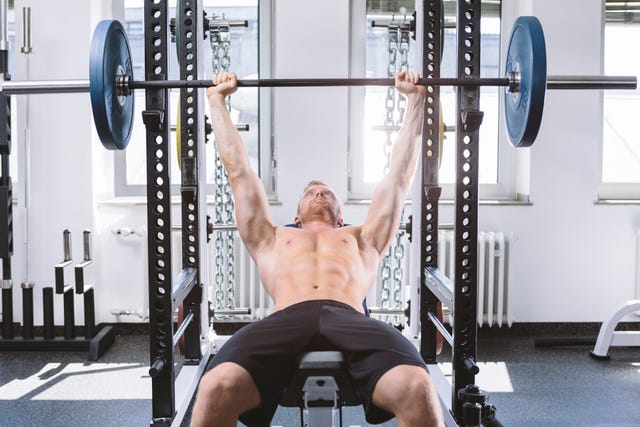 Жим лежа на наклонной скамье со штангой. Bench Press жим лежа. Заниматься со штангой. Жим узким хватом в Смите. Жим штанги на наклонной скамье.