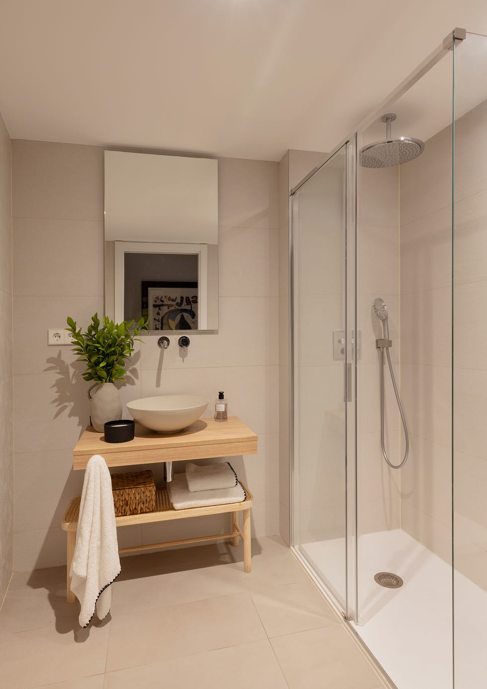 mueble de baño de madera y ducha