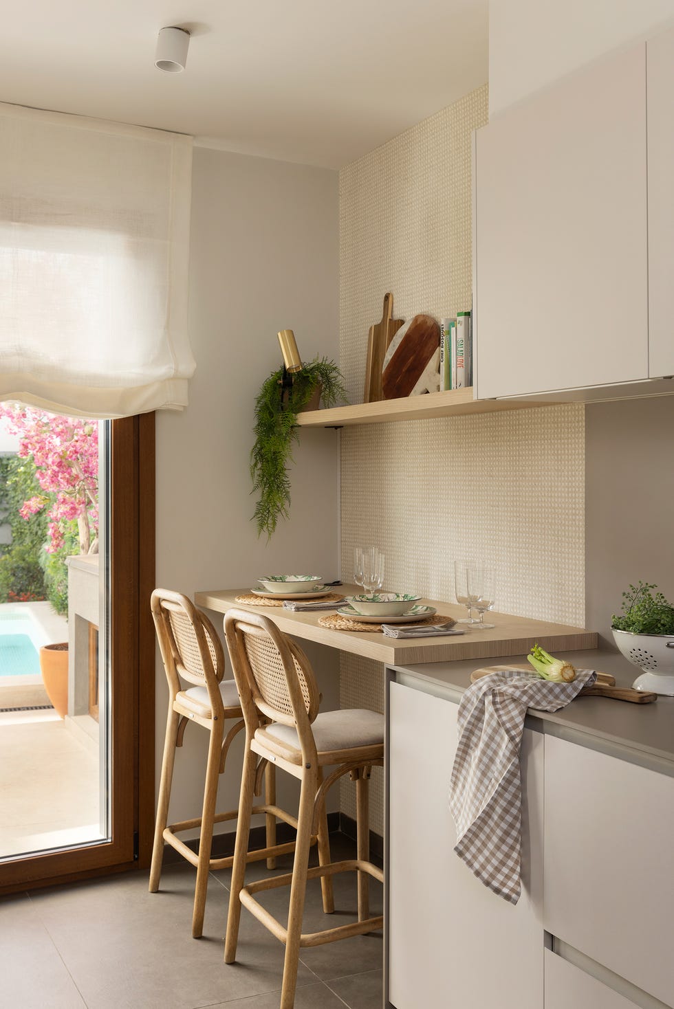 barra con taburetes de madera y cannage