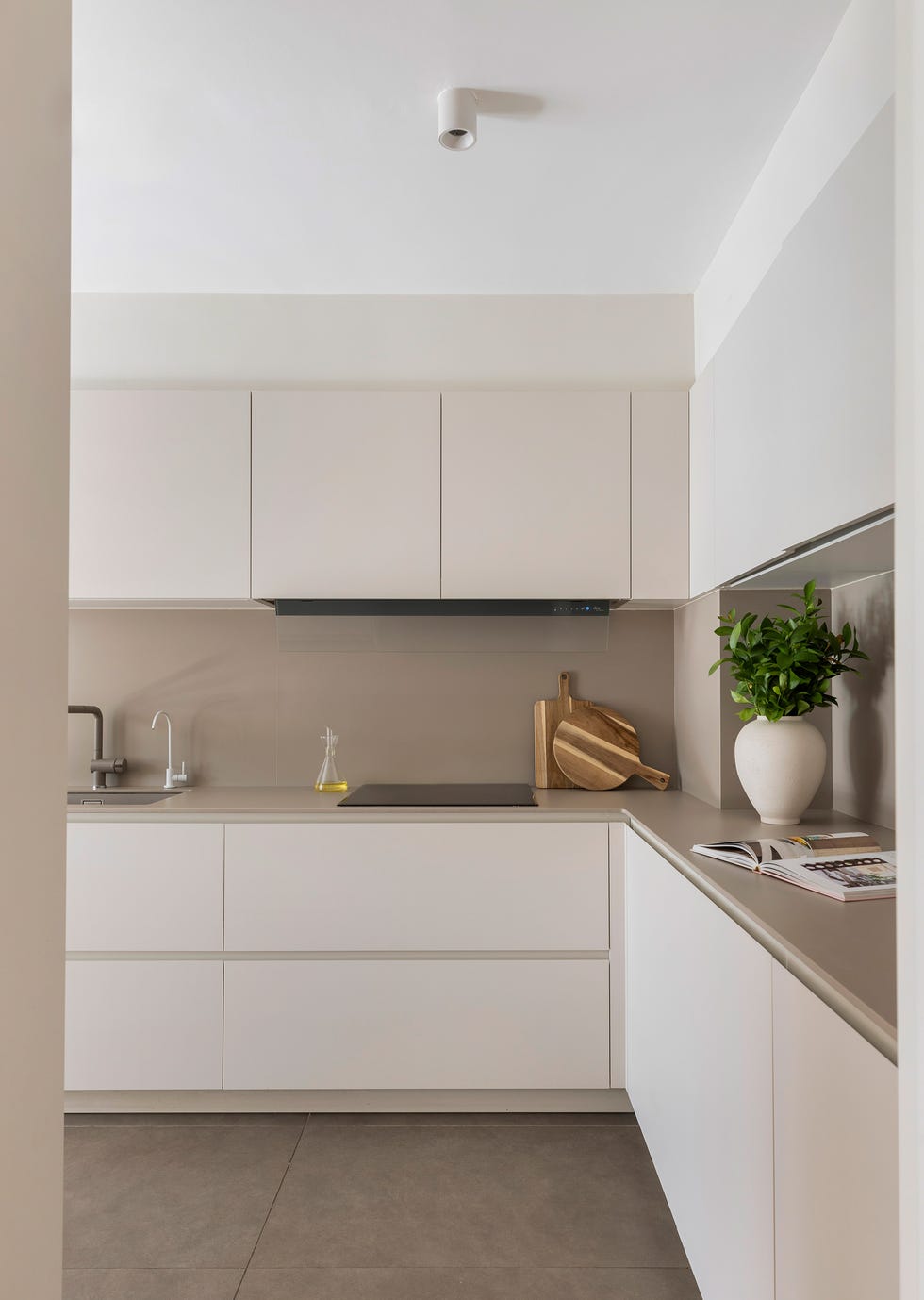 cocina con frentes blancos
