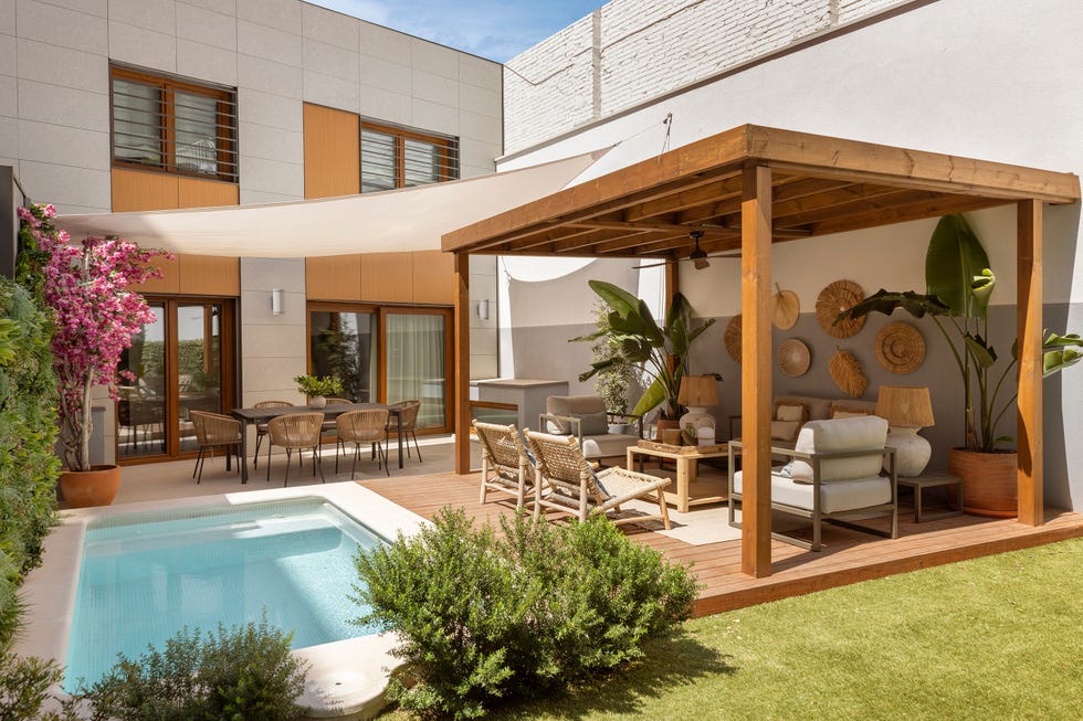 jardín con piscina y porche