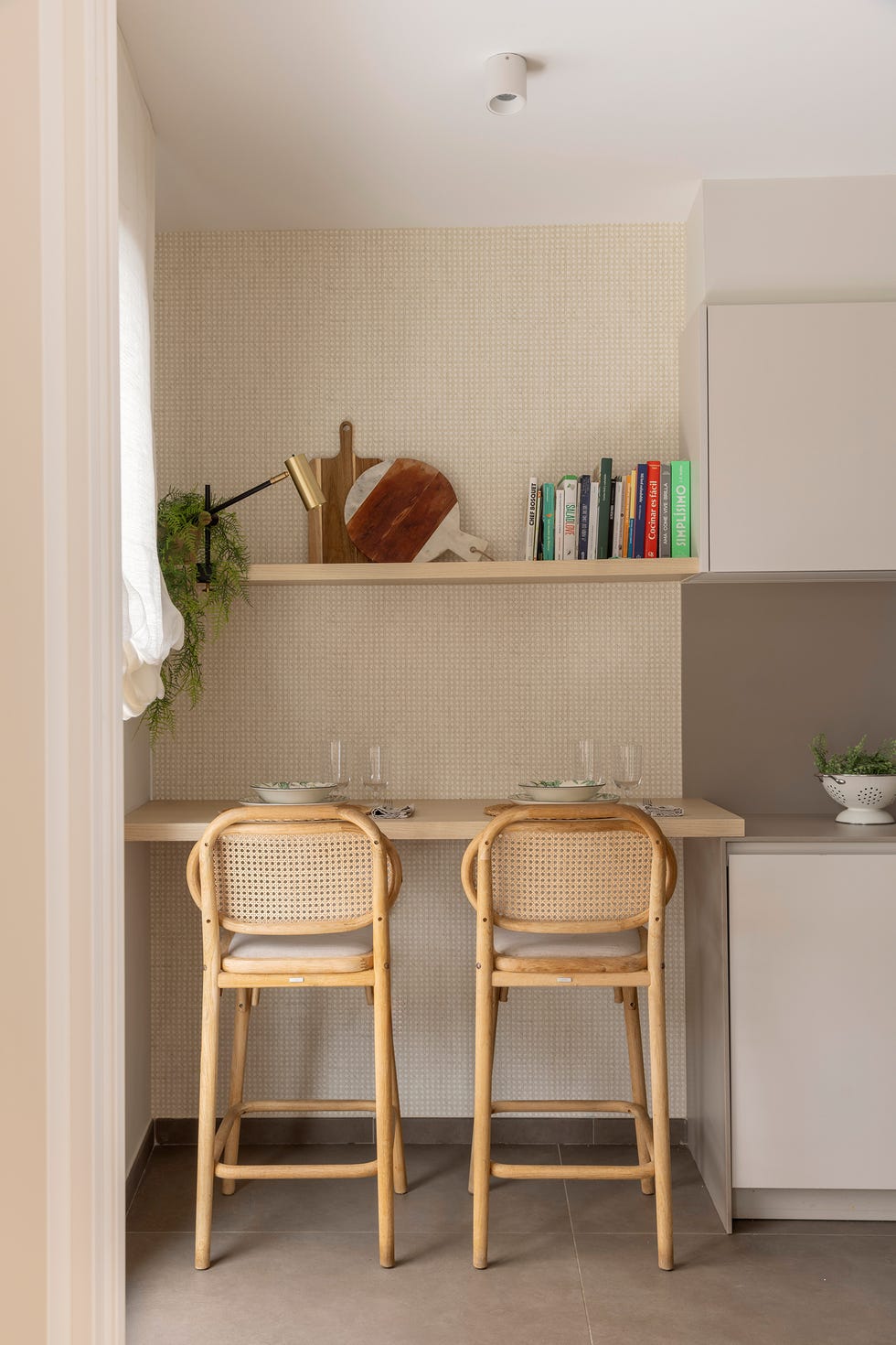 barra con taburetes de madera y cannage