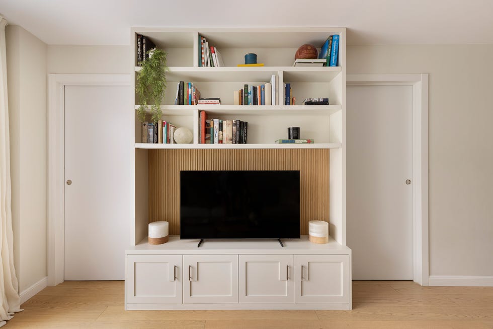 mueble de tv blanco con frente de palillería