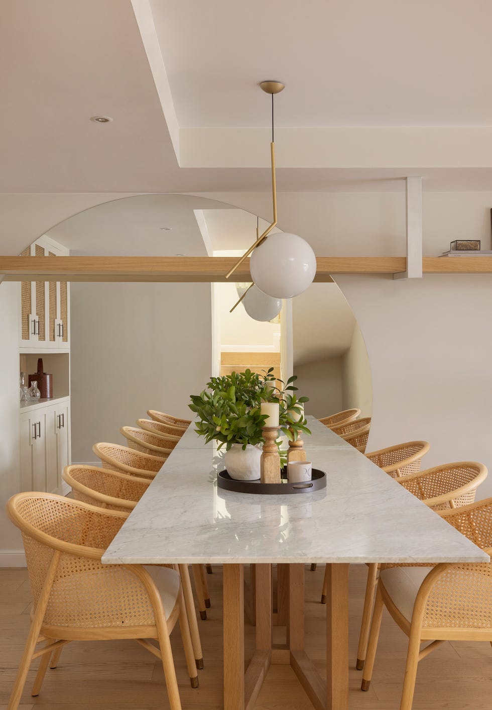mesa de comedor con sobre de mármol y sillas de cannage