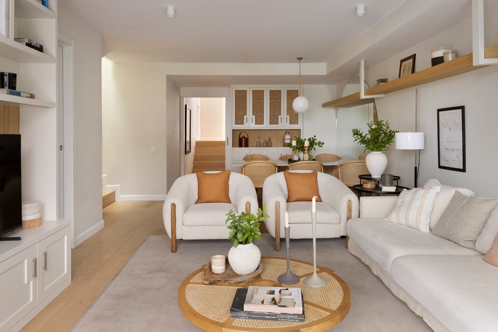 salón comedor con dos butacas y un sofá en tonos beige