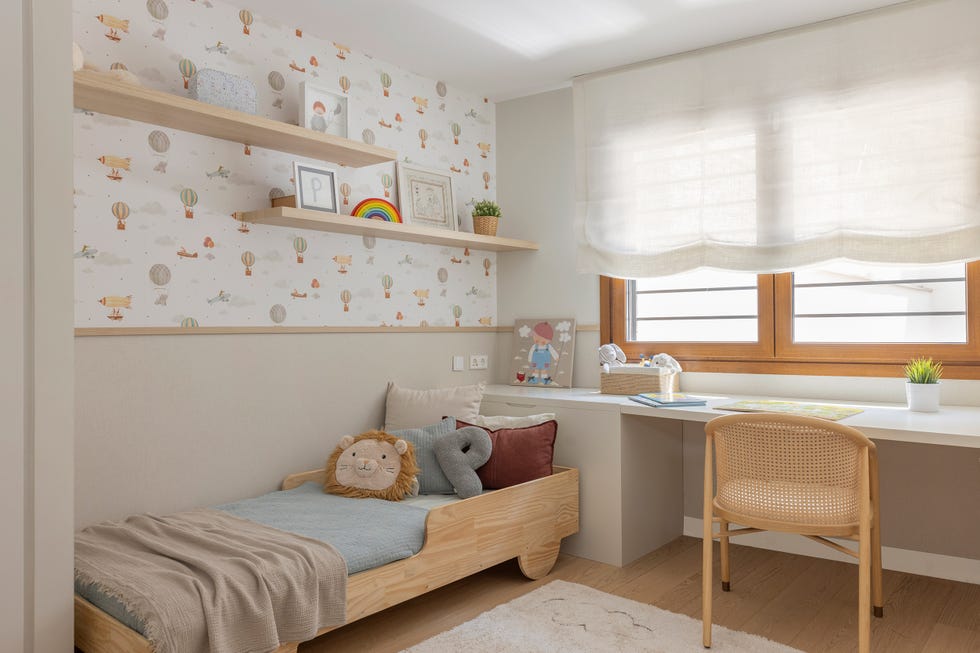 habitación infantil con escritorio