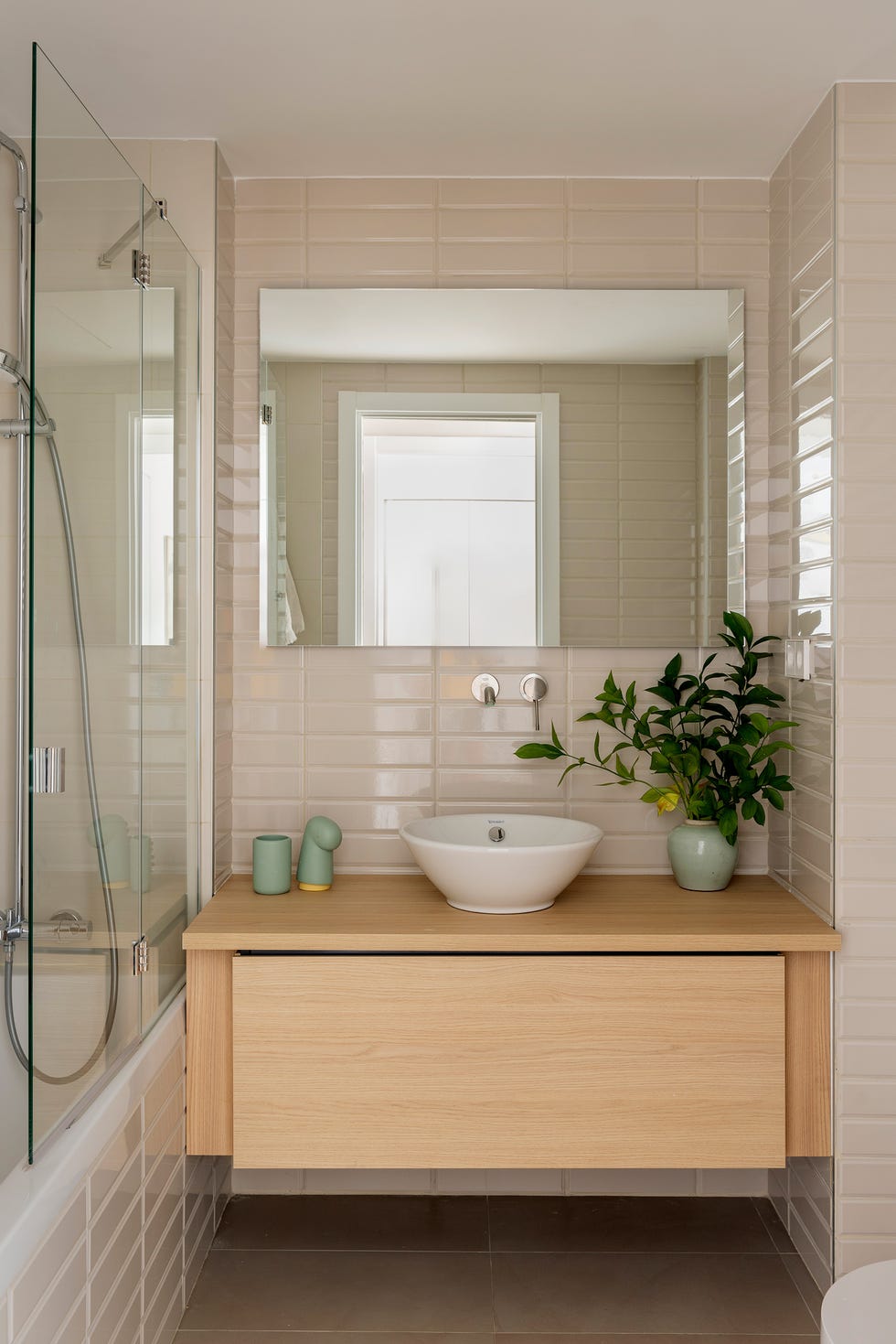mueble de baño de madera volado y azulejos tipo metro