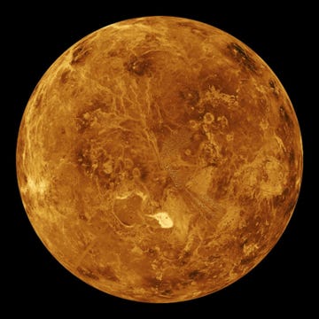 Ruimtesondes kunnen door de dikke atmosfeer van Venus kijken naar een buitenaards oppervlak dat in bepaalde opzichten griezelig veel op dat van de aarde lijkt