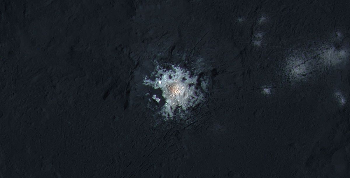 In het midden van de krater Occator de plek op Ceres waar helderwitte vlekken zijn waargenomen ligt een heuvel