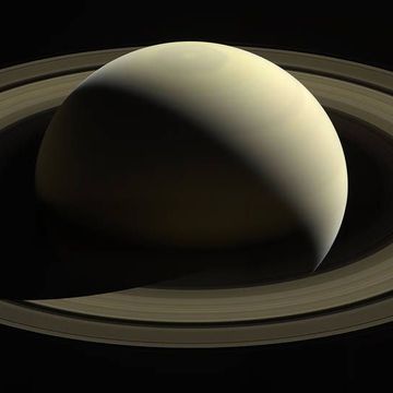 In oktober 2016 maakte NASAsonde Cassini deze fotos van Saturnus en zijn hoofdringen een van de laatste opnames van zijn missie Bijna drie jaar later hebben astronomen de ontdekking van twintig nieuwe manen rond Saturnus bekendgemaakt waarmee het totaal aantal manen rond de gasreus op 82 komt