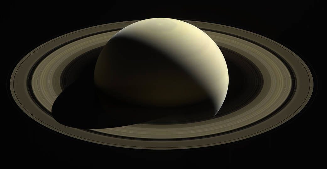 In oktober 2016 maakte NASAsonde Cassini deze fotos van Saturnus en zijn hoofdringen een van de laatste opnames van zijn missie Bijna drie jaar later hebben astronomen de ontdekking van twintig nieuwe manen rond Saturnus bekendgemaakt waarmee het totaal aantal manen rond de gasreus op 82 komt