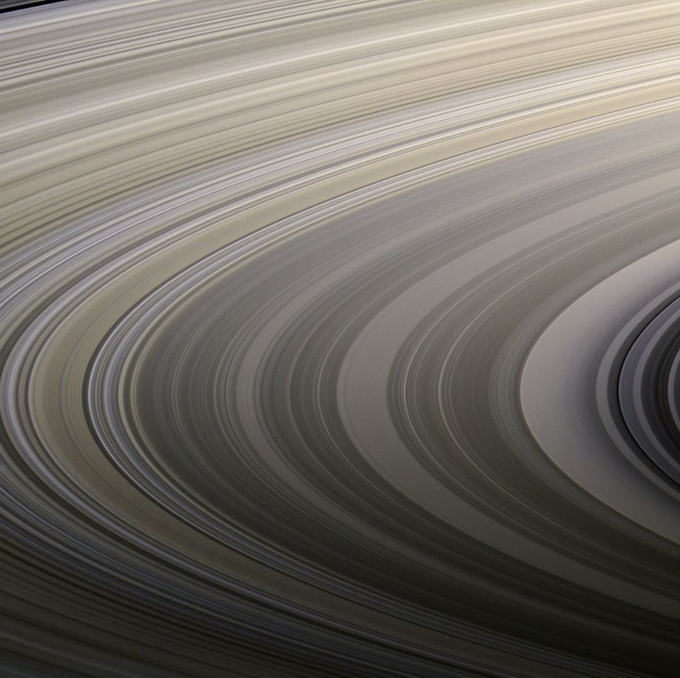 De ringen van Saturnus laten hun subtiele natuurlijke kleuren zien in een beeld dat door Cassini werd gemaakt in augustus 2009
