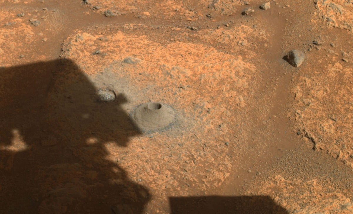 Tijdens de eerste poging van Perseverance om een bodemmonster op de Rode Planeet te nemen boordehet ruimtevaartuig een gat in een stuk rots op het oppervlak van Mars zoals op de foto te zien is maar slaagde er niet in om een gesteentemonster uit het boorgat op te diepen