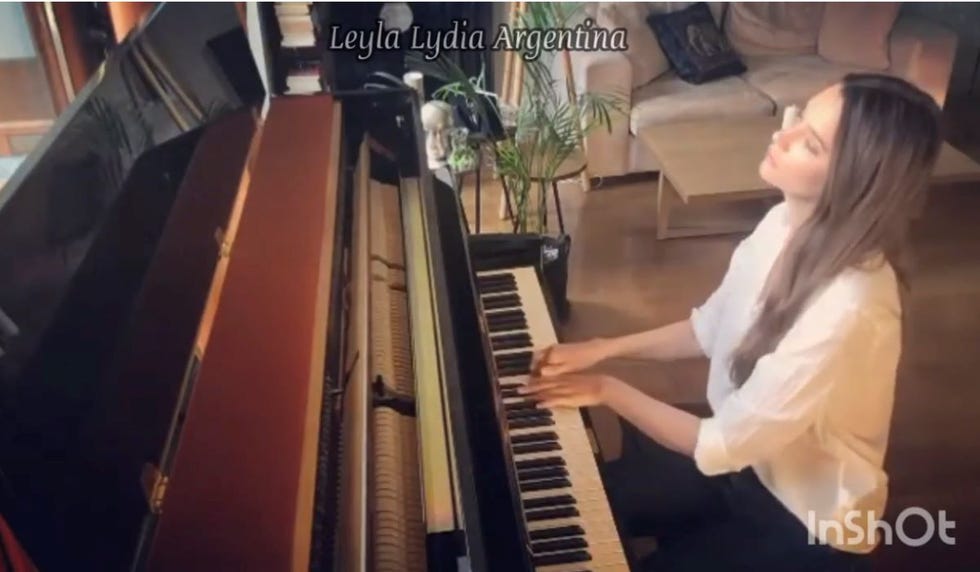 leyla lydia tugutlu actriz turca mi hija toca piano