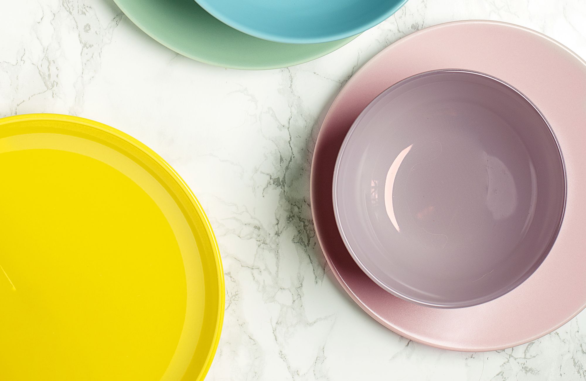 I piatti colorati da acquistare per una tavola decorata