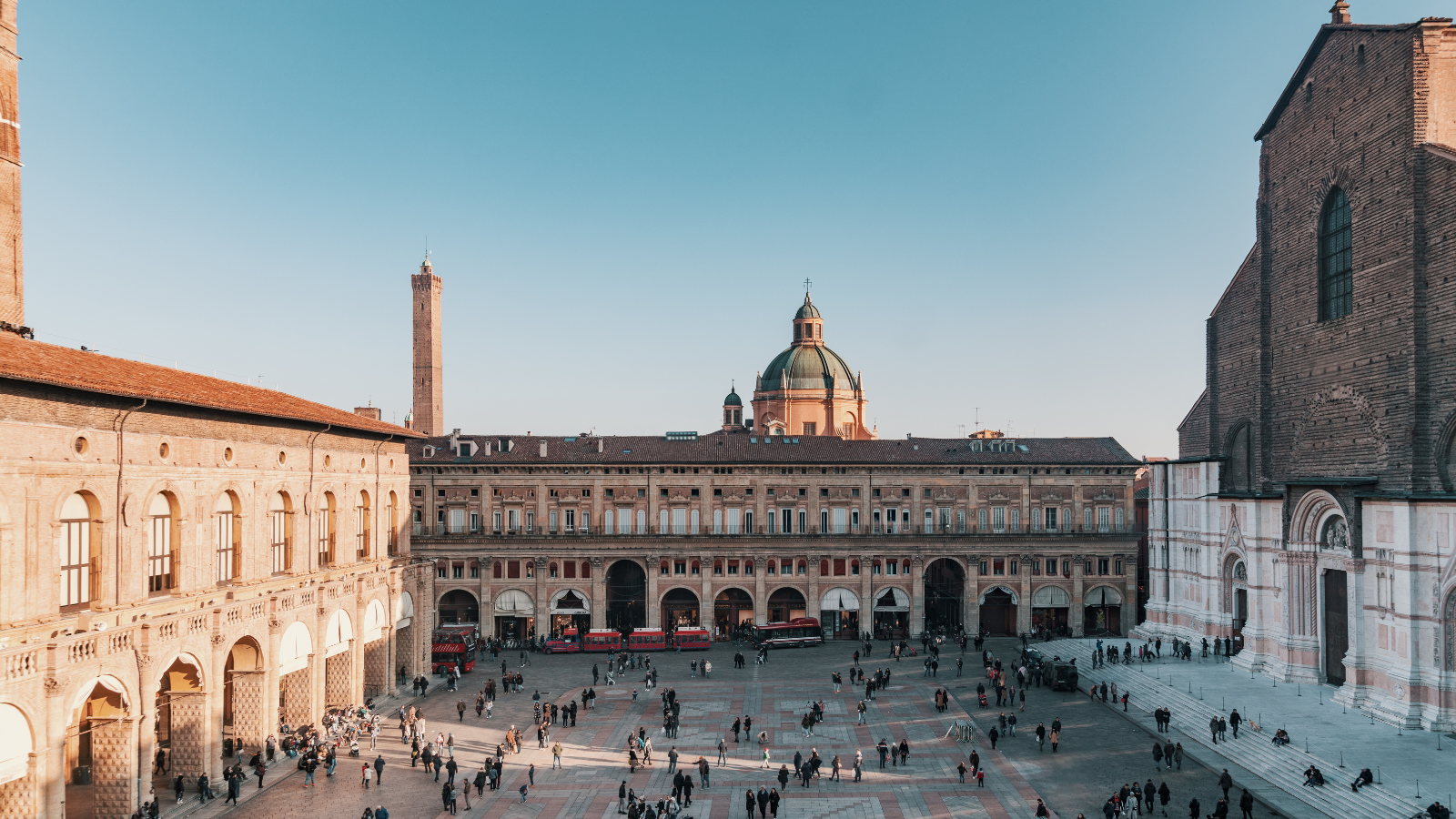 Piazza Maggiore Bologna, cosa vedere | Elle Decor