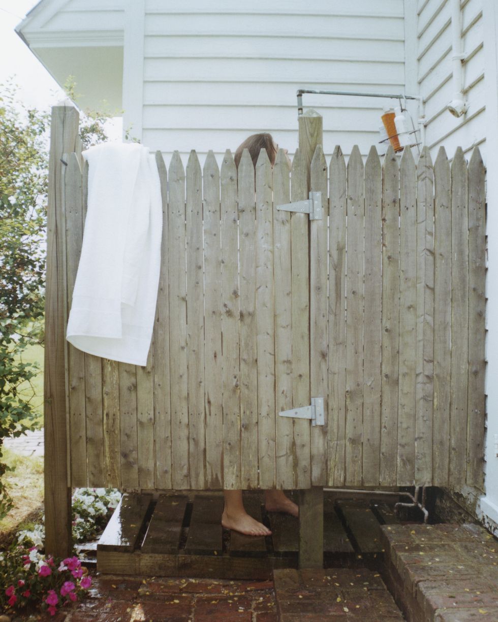 picket fence outdoor shower, outdoor shower made of fence pickets