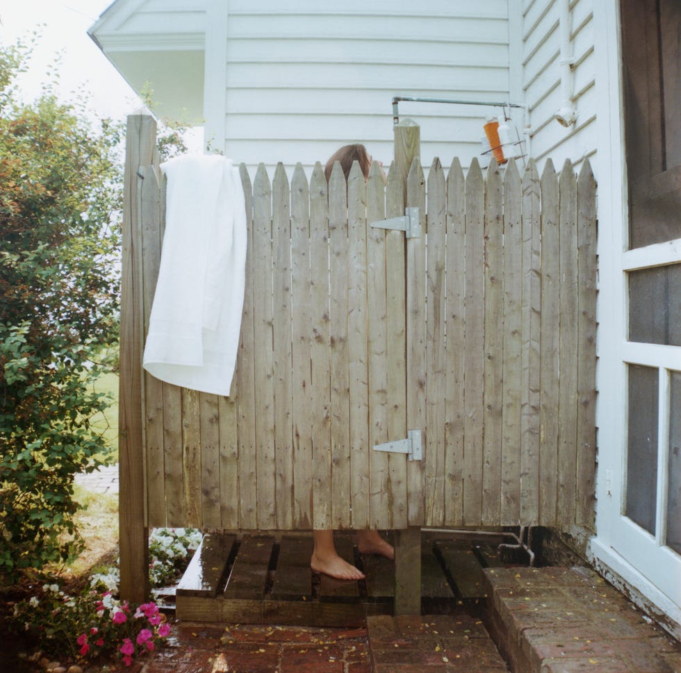 picket fence outdoor shower, outdoor shower made of fence pickets