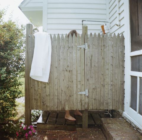 picket fence outdoor shower, outdoor shower made of fence pickets