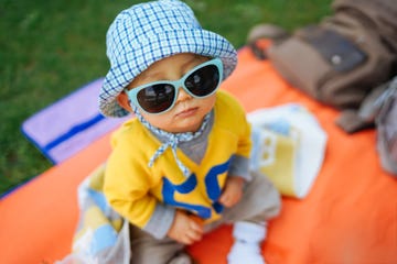 niño en la hierba con gafas de sol