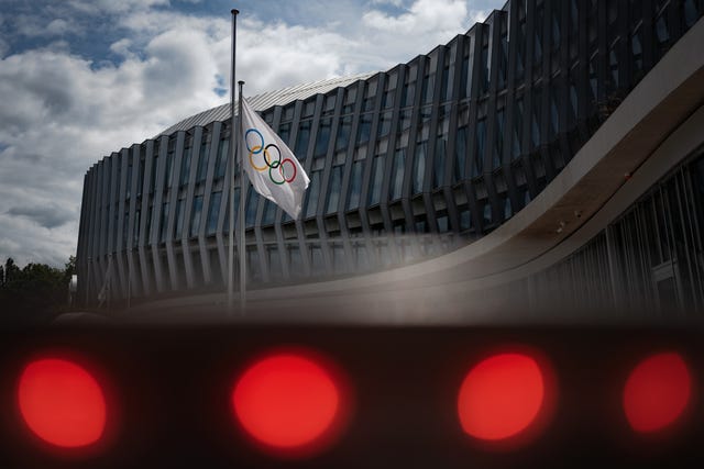 imagen de la sede del comité olímpico internacional en lausanna con unas luces rojas en primera plano