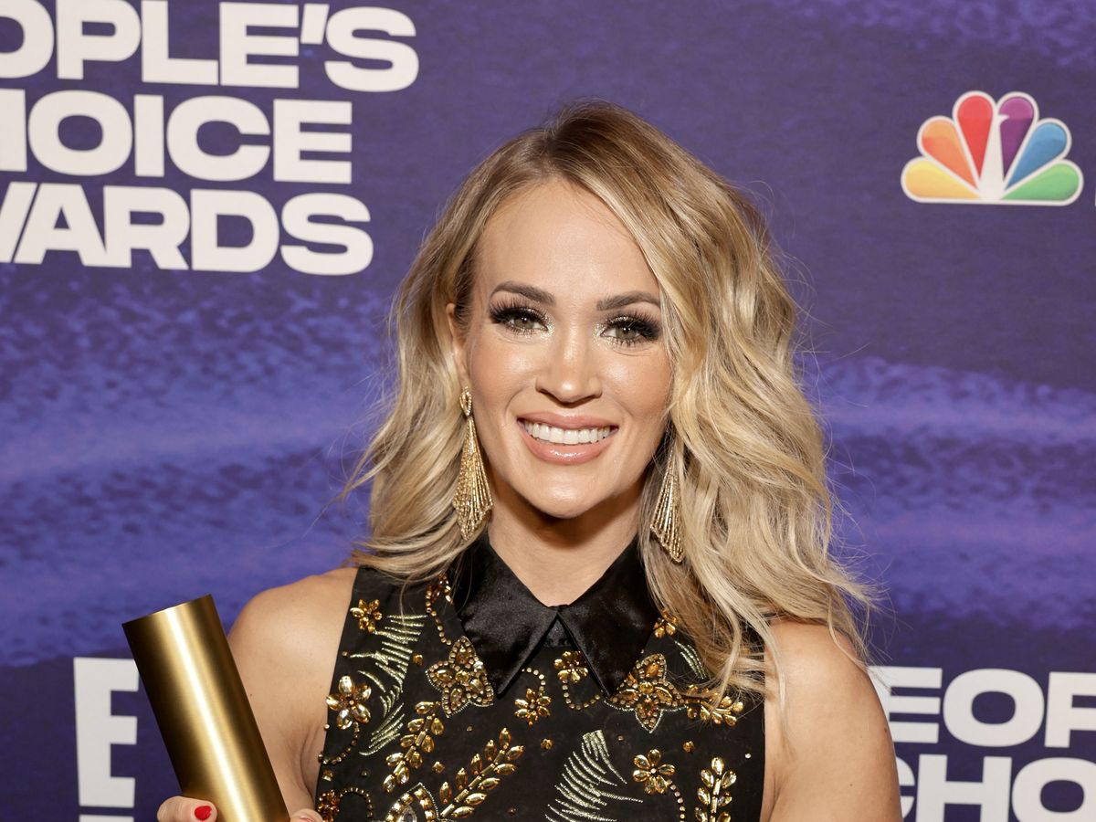 Carrie Underwood Porn Captions - Carrie Underwood Is Sculpted Leg Goals In Short Shorts In IG Video
