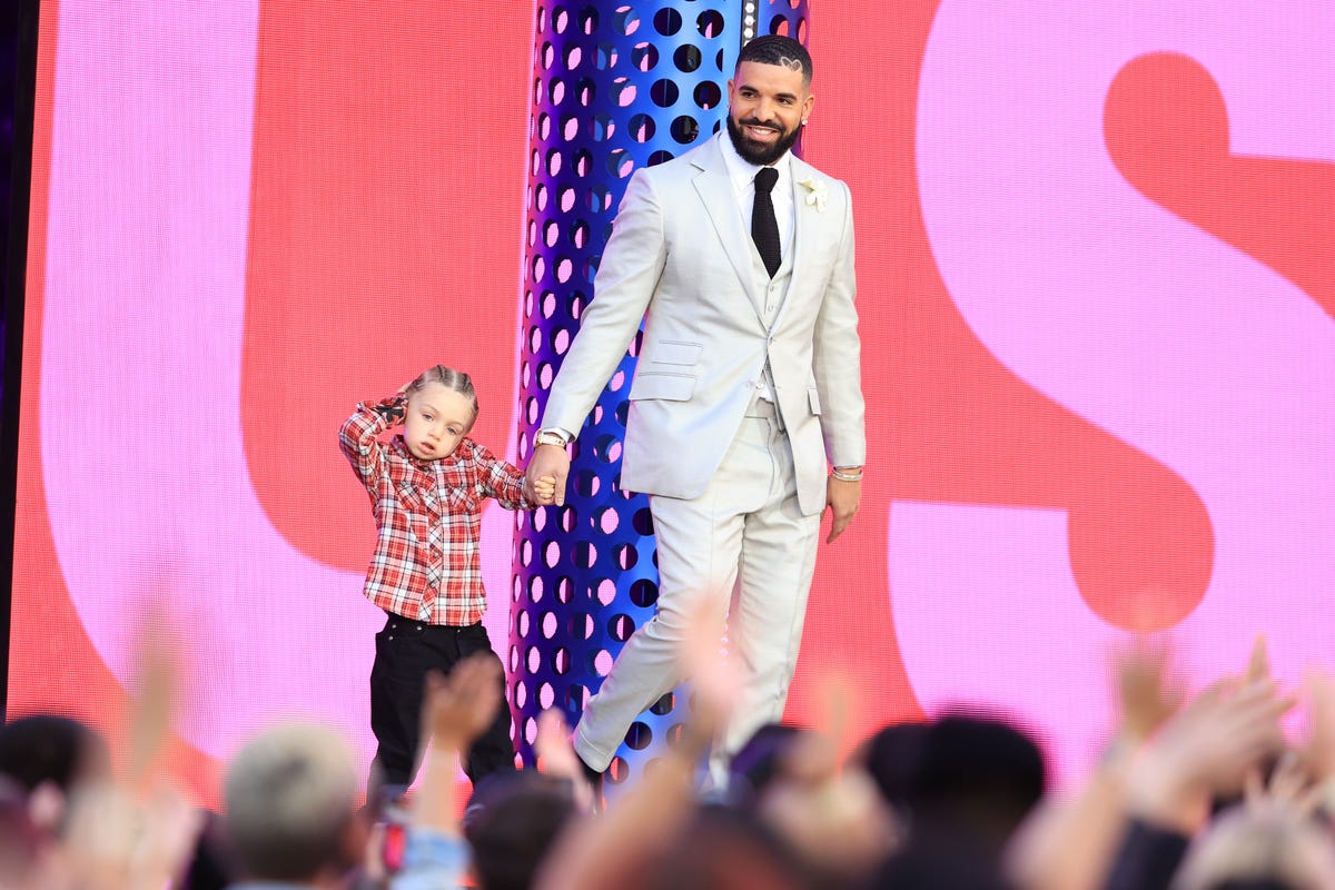 preview for Drake's Son Adonis Joins Him On Stage At BBMAs!