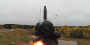 russia test launches topol m intercontinental ballistic missile from plesetsk cosmodrome