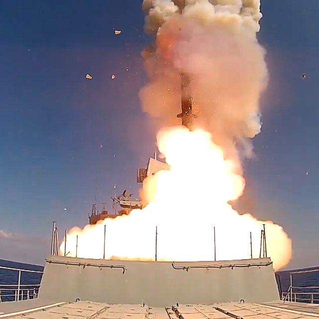 Russian Navy hits IS weapons dumps in Syria