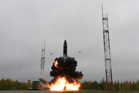 russia test launches topol m intercontinental ballistic missile from plesetsk cosmodrome