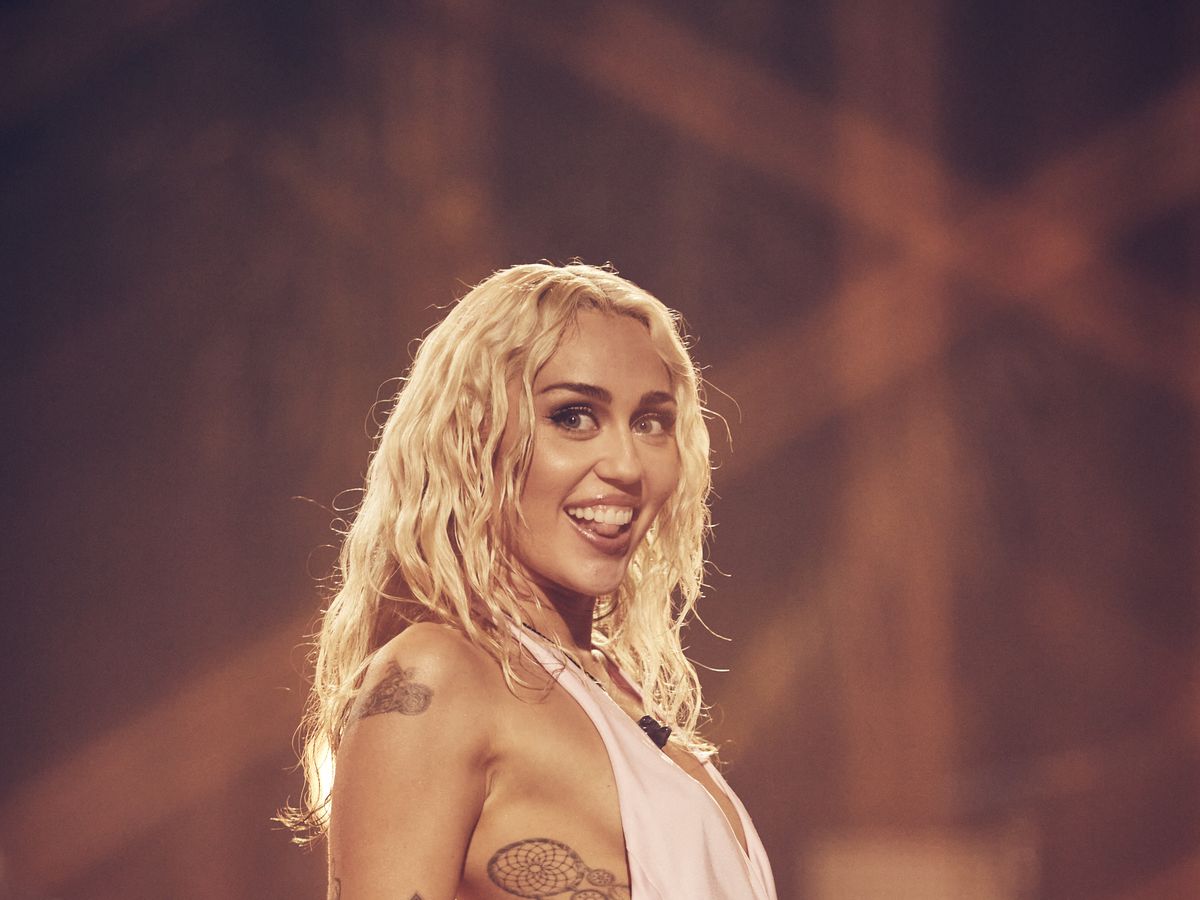 Watch Miley Cyrus Perform “Flowers” ​​Live