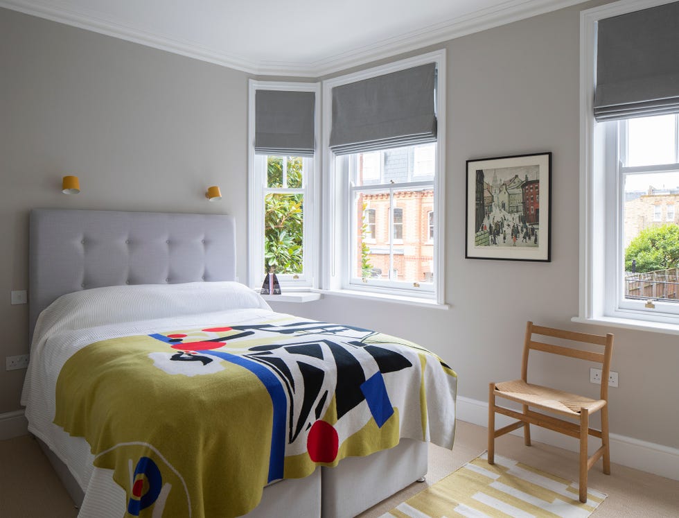 Dormitorio decorado en tonos grises con acentos de color