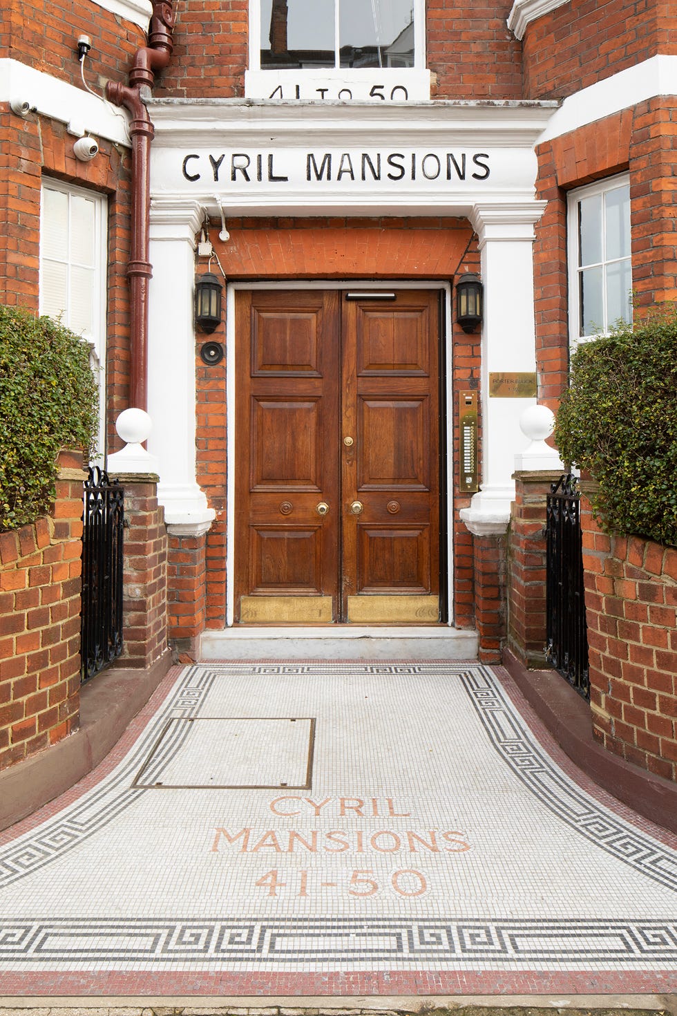 Entrada al edificio de estilo victoriano