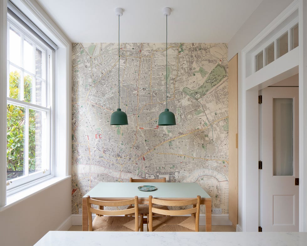 Comedor de estilo contemporáneo decorado en tonos verde pastel y madera