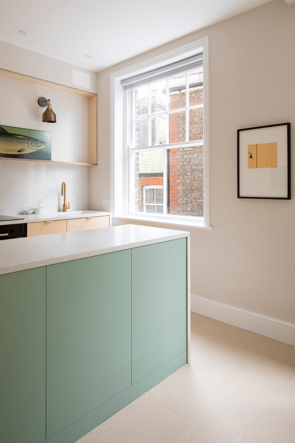Cocina con península de color verde pastel y encimera de mármol