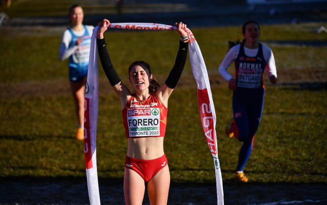 maría forero celebra su victoria en el europeo de campo a través turín 2022