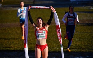 maría forero celebra su victoria en el europeo de campo a través turín 2022