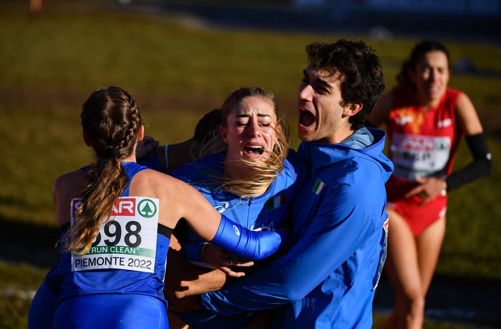 el equipo italiano de relevos mixtos sostiene a gaia sabbatini, quien ganó en el esprín a la española rosalía tárraga