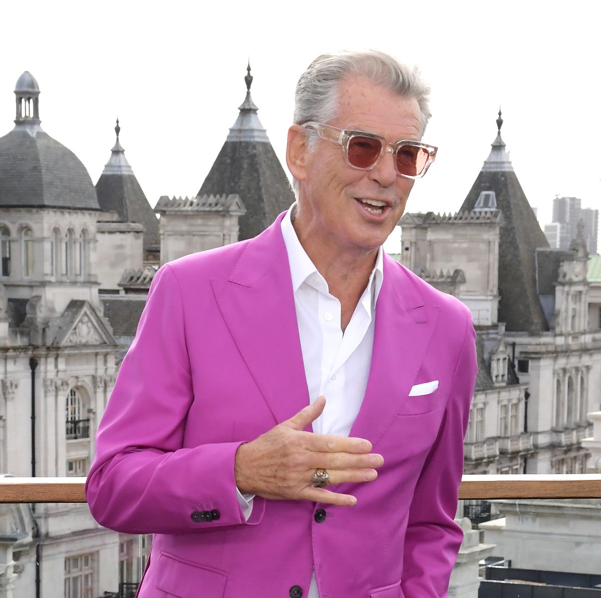 15 hombres famosos que han llevar el traje rosa