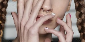 piercing unghie nailart nuove idee ricostruzione con gioielli foto novità 2023 tendenze unghie nails piercing come fare ispirazione