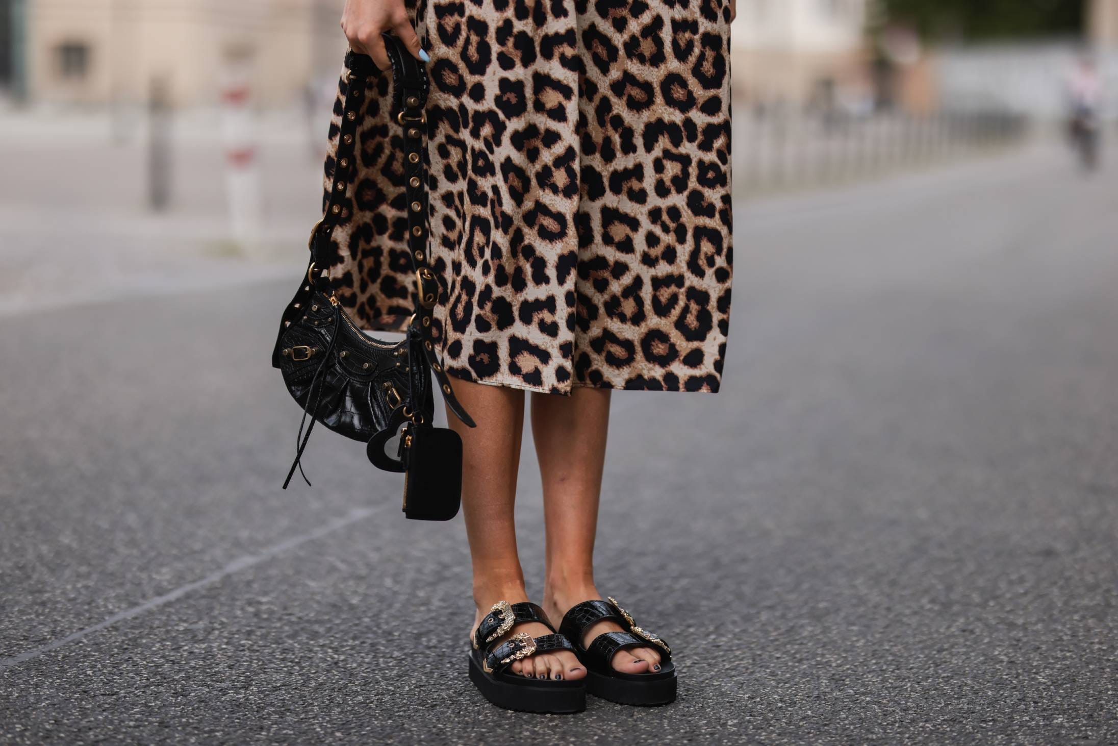 Sandalias 'animal print': el accesorio que elevará tus looks de verano